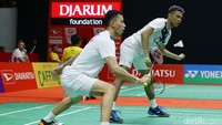 Fajar/Rian tampil cukup solid pada gim pertama menghadapi lawan asal China yang merupakan perpaduan pemain junior dan senior.