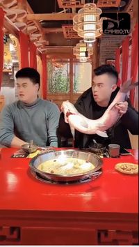 Di restoran hot pot biasanya semua bahan disediakan oleh restoran. Uniknya kini ada tren unik di China, pengunjung selundupkan ikan dan ayam mentah di