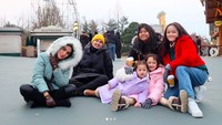 Keduanya bahkan baru saja pulang liburan dari Korea Selatan. Mereka ingin menyenangkan 4 anak perempuan cantiknya. Foto: Instagram ussypratama