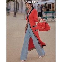 Jennie Blackpink dikenal sebagai Human Chanel karena sering pakai baju dan aksesori dari brand asal Prancis tersebut. Jennie Blackpink pun kerap diundang ke fashion show Chanel di Paris. Foto: Instagram @jennierubyjane