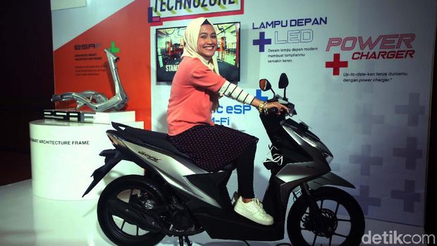 SPG berjilbab turut meramaikan peluncuran Honda BeAT terbaru di JIExpo Kemayoran, Kamis (16/1/2020). Senyum manisnya turut menceriakan suasana.