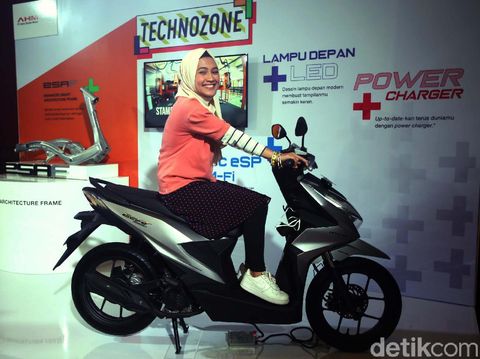 SPG berjilbab turut meramaikan peluncuran Honda BeAT terbaru di JIExpo Kemayoran, Kamis (16/1/2020). Senyum manisnya turut menceriakan suasana.