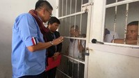 Anggota DPR Hinca Panjaitan menjenguk Samirin di penjara sebelum sidang. Samirin mengambil sisa getah karet untuk dijual seharga Rp 17.450. Uang itu rencananya untuk menambah beli kebutuhan sehari-hari.