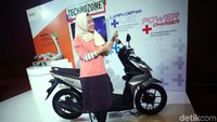 Honda hijabers tersebut menunjukan power charger yang ada di Honda BeAT.
