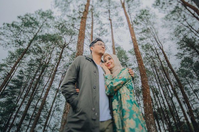 Laudya Cynthia Bella dan Engku Emran yang menikah pada 2017 juga melakukan prewedding simple di kampung halaman sang aktris di Padang. Keduanya memilih berwisata sambil melakukan pemotretan prewedding. Foto: Instagram