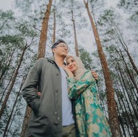 Laudya Cynthia Bella dan Engku Emran yang menikah pada 2017 juga melakukan prewedding simple di kampung halaman sang aktris di Padang. Keduanya memilih berwisata sambil melakukan pemotretan prewedding. Foto: Instagram