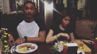 Dari banyaknya momen kulineran Uus, ia paling sering kulineran di Bandung. Seperti pada momennya kali ini yang mengunjungi kafe terbaru di Bandung. Foto: Instagram @uusbiasaaja