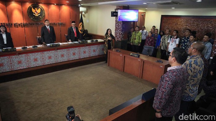 Dewan Kehormatan Penyelenggara Pemilu (DKPP) gelar sidang putusan pelanggaran etik Komisioner KPU Wahyu Setiawan. DKPP mencopot Wahyu Setiawan dari jabatannya.
