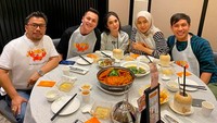 Ussy dan Andhika sempatkan makan bareng temannya. Mereka terlihat menikmati chili crab yang menggugah selera. Foto: Instagram ussypratama