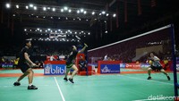 Praveen Jordan/Melati Daeva Oktavianti bertanding melawan Lee Yang/Yang Ching Tun di Istora Senayan, Jakarta.