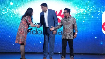 Director & Chief Operating Officer Indosat Ooredoo, Vikram Sinha (tengah) bersama President of International Business, Alibaba Cloud Intelligence, Selina Yuan (kiri) dan Executive Vice President Divisi Wholesale Service Telkom Indonesia, Priyono (kanan) saat prosesi kerja sama yang dilakukan di Jakarta, Kamis (16/1).