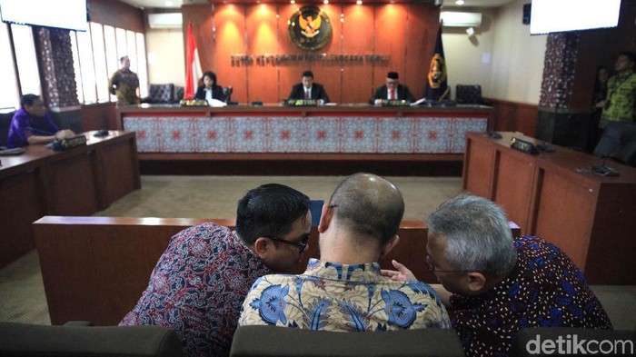 Dewan Kehormatan Penyelenggara Pemilu (DKPP) gelar sidang putusan pelanggaran etik Komisioner KPU Wahyu Setiawan. DKPP mencopot Wahyu Setiawan dari jabatannya.