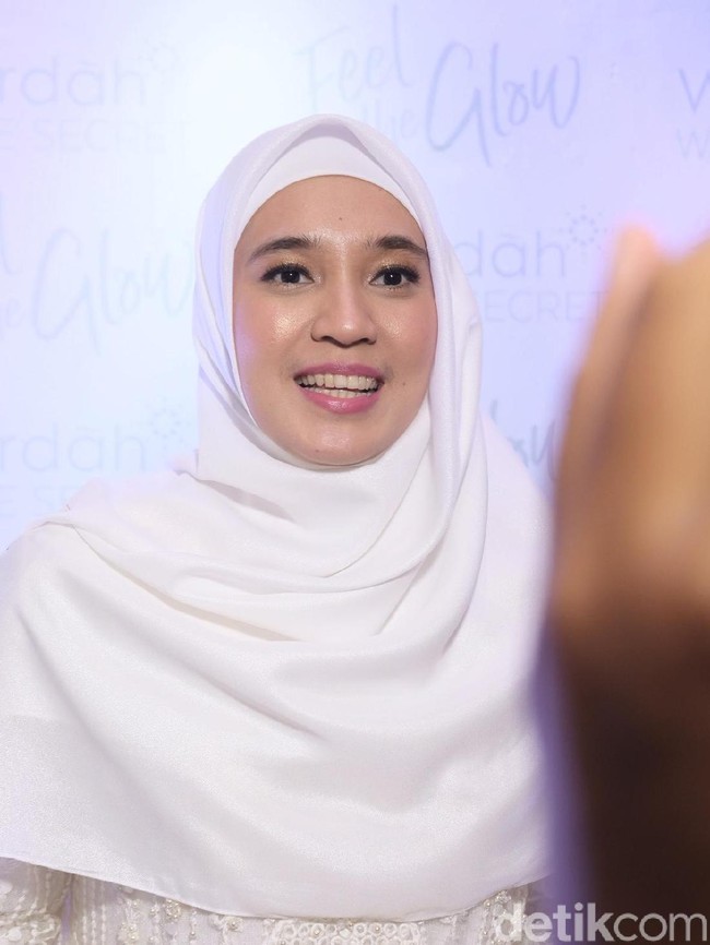 Pesinetron kelahiran 1983 ini menambahkan bahwa seperti kebanyakan remaja lain, wajahnya pun pernah berjerawat. “Usia saat itu kan puber dan masa-masa berjerawatnya. Pas SMP di bagian jidat dan nggak terlalu parah, terus aku agak stres karena kan ganggu penampilan, dan solusinya aku nutupinnya pakai poni,” imbuh Dhini Aminarti. Foto: Anggi Mayasari / Wolipop