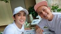 Sebelum makan, Ussy dan Andhika sempatkan foto berdua. Mereka kerap membagikan momen romantis di Instagram masing-masing. Foto: Instagram ussypratama