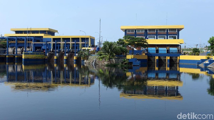 Musim hujan yang melanda wilayah Indonesia, tak kecuali Jakarta dibayangi dengan ancaman banjir. Demi antisipasi banjir, rumah pompa pun bersiaga 24 jam.