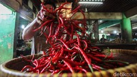 Naiknya harga cabai ini membuat pembeli banyak yang mengeluh.