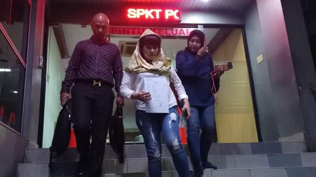 Dewi Tanjung Polisikan Massa Pro-Anies yang Demo di Balai Kota