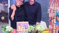 “Dear Pupuw.. mari menua bersama❤️,” tulis Ussy di keterangan foto. Mereka nampak romantis berdandan kakek-nenek kala merayakan ulang tahun Andhika ke-33. Foto: Instagram ussypratama