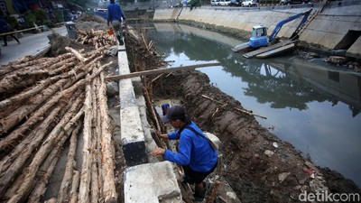 Perbaikan Tanggul Kali Sunter Terus Dikebut