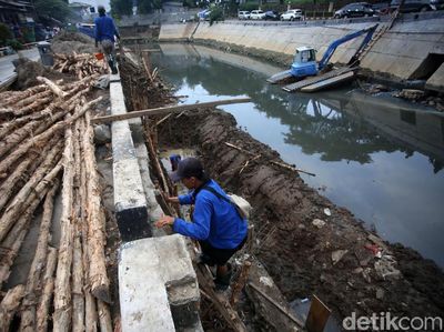 Perbaikan Tanggul Kali Sunter Terus Dikebut