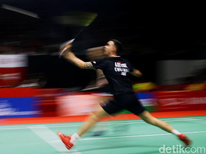 Ganda campuran Tontowi Ahmad/Apriyani Rahayu ditumbangkan wakil Inggris Chris Adcock/Gabriel Adcock. Tontowi/Apriyani takluk dua gim langsung 9-21, 12-21.