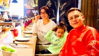 Bersiap makan teppanyaki, kali ini mereka ditemani anak paling kecilnya, Sheva. Hanya saja Ussy merasa kesepian nih karena 3 anak lainnya sedang menginap di rumah ibunya. Foto: Instagram ussypratama