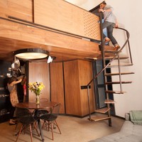 Untuk bagian lantainya, Christopher memanfaatkan lantai papan kenari yang juga ditemukannya di Craiglist. Walaupun rumah ini terlihat kecil, namun cukup nyaman untuk menjadi tempat tinggal bukan? Foto: dok. buzznick