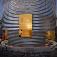 Silo atau gudang tua tempat penyimpanan jagung yang telah berusia 60 tahun ini ditemukan di Craigslist oleh seorang arsitek. Setelah menemukan silo tersebut maka ide kreatif dari arsitek tersebut mulai muncul untuk menyulap gudang menjadi sebuah rumah yang sangat artistik dan cantik. Foto: dok. buzznick