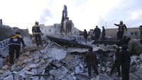 Serangan udara menghantam pasar sayur dan pertokoan di kawasan Idlib, Suriah, pada Rabu (15/1) waktu setempat. AP Photo/Ghaith Alsayed.