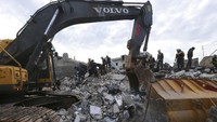 Sejumlah petugas melakukan evakuasi korban tewas maupun korban luka akibat serangan udara yang menghantam kawasan Idlib, Suriah, tersebut. AP Photo/Ghaith Alsayed.