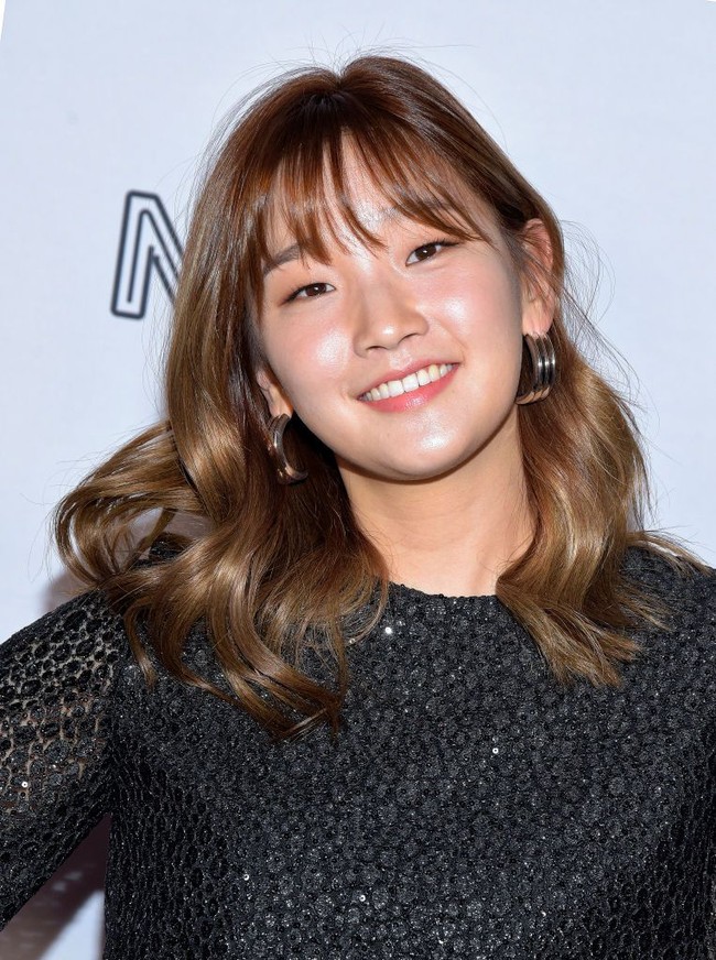 Wanita Korea Selatan lebih suka menonjolkan kecantikan kulit dengan sedikit makeup. Biasanya mereka akan memprioritaskan perawatan kulit terlebih dahulu dengan memakai banyak pelembap sebelum makeup untuk memberi efek glass skin. Foto: Michael Tullberg/Getty Images