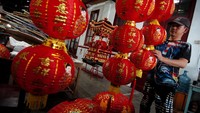 Sejumlah vihara dan klenteng pun mulai bersolek menjelang perayaan Imlek. Salah satunya Klenteng Tek Hay Kiong, yang mulai menghiasi sejumlah bagian di klenteng dengan beragam lampion. Antara Foto/Oku Lukmansyah.