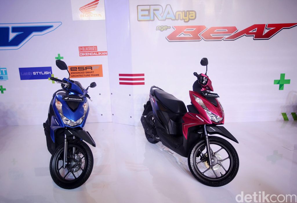 Thomas Wijaya Marketing Director AHM, Toshiyuki Inuma President Director AHM, Atsushi Ogata Executive Director of Asian Honda Motor, Co, Ltd, Johannes Loman Executive Vice President Director AHM, Mutsuo Usui Marketing Director AHM saat meluncurkan All New Honda BeAT di Jakarta, Kamis (16/1/2020). All New Honda Beat ini punya desain yang sporty, dengan lekuk body yang tajam dengan menggunakan sasis dan mesin baru.