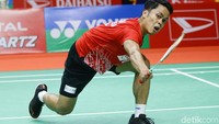 Anthony Ginting jatuh bangun mengembalikan bola.
