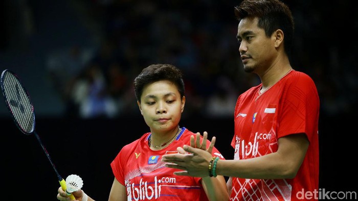 Ganda campuran Tontowi Ahmad/Apriyani Rahayu ditumbangkan wakil Inggris Chris Adcock/Gabriel Adcock. Tontowi/Apriyani takluk dua gim langsung 9-21, 12-21.