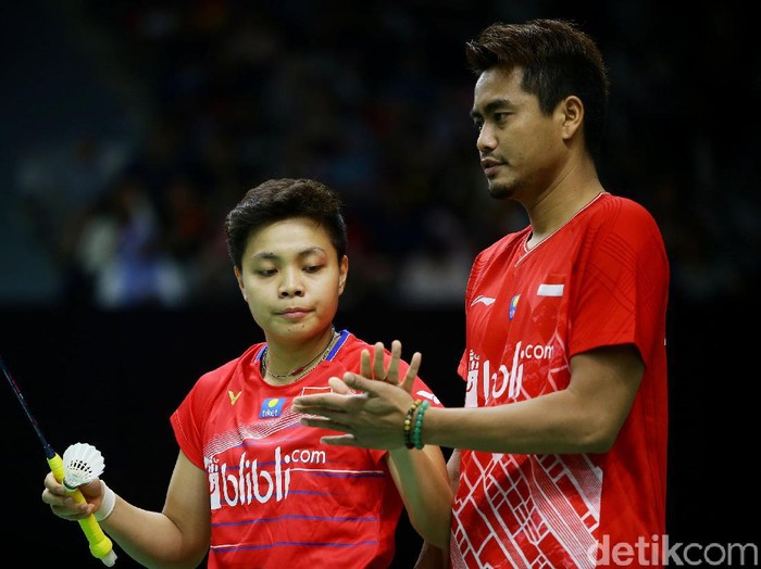 Ganda campuran Tontowi Ahmad/Apriyani Rahayu ditumbangkan wakil Inggris Chris Adcock/Gabriel Adcock. Tontowi/Apriyani takluk dua gim langsung 9-21, 12-21.