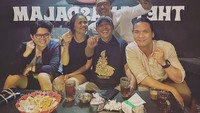 Ini gaya kulineran Uus ketika bersama dengan teman-temannya. Tampak beberapa minuman lengkap dengan camilan pelengkap. Foto: Instagram @uusbiasaaja