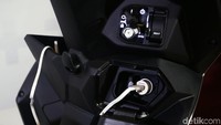 Motor matic ini juga dibekali power charger untuk model CBS-ISS dan deluxe. Nggak bakal kudet deh!