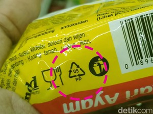 Viral Masak Mi Instan Bareng Bungkusnya dan Bahaya Plastik Dipanaskan