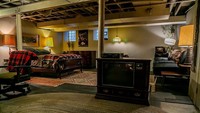 The Upside Den ini berada di St Louis, negara bagian Missouri, Amerika Serikat. Suasana era tahun 80-an langsung terasa dari berbagai furnitur yang ada di penginapan ini. (dok. Airbnb)