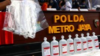 Dari keuntungan Rp 10 miliar itu, para tersangka menjual stem cell ke korban dengan harga yang berbeda-beda. Harga itu mengikuti pesanan korban. Selain itu, para tersangka sudah berhasil menyuntikkan serum itu ke puluhan korbannya. Nana menyebut puluhan korban itu rencananya akan diperiksa oleh polisi.