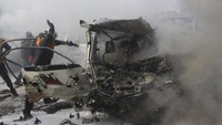 Kelompok pemantau yang berbasis di Inggris itu mengatakan jumlah korban tewas kemungkinan akan meningkat karena banyak dari yang terluka berada dalam kondisi serius. Pengeboman itu menghanguskan beberapa kendaraan di zona industri. Syrian Civil Defense White Helmets via AP.