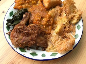 Nasi Siram Lauk yang Hangat Enak Ada di 5 Tempat Ini