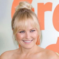 Wanita Swedia fokus pada tatanan rambut yang tersisir rapi tapi tetap terlihat alami. Mereka juga mengutamakan kulit yang tampak berkilau dan bulu mata panjang serta lentik. Makeup biasanya hanya digunakan untuk memberi sedikit rona segar pada wajah. Foto: Tibrina Hobson/Getty Images