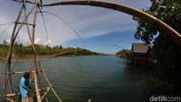 Wisata Karang Tirta juga memiliki daya tarik wisata berupa aktifitas warga yang menjaring ikan dengan alat tradisional bernama Jodang atau jaring sirib berukuran besar. (Faizal Amiruddin/detikcom)