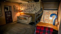 Kalau kamu memang menggilai serial Stranger Things, rasanya wajib untuk mencoba menginap di sini. (dok. Airbnb)