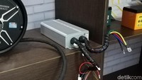Selanjutnya ada controller yang fungsinya serupa dengan ECU pada kendaraan konvensional. Bedanya, controller motor listrik mengatur arus listrik yang diserap dari baterai untuk digunakan sebagai tenaga penggerak