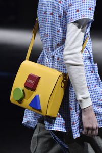 Tren Tas Pria Gucci 2020, Mirip Kotak Makan Sampai Bergaya Feminin