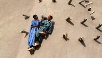 Dahulu, Timbuktu menjadi kota terpenting dalam sejarah peradaban islam yang menjanjikan emas berlimpah. Suatu ketika para ekstrimis menyerang Timbuktu, menodai kuburan orang kudus dan meledakkan pintu Masjid Sidi Yahya. Sekarang Timbutu menjadi kota kecil yang tak menyisakan kekayaan.(forafricans/instagam)