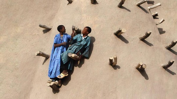 Dahulu, Timbuktu menjadi kota terpenting dalam sejarah peradaban islam yang menjanjikan emas berlimpah. Suatu ketika para ekstrimis menyerang Timbuktu, menodai kuburan orang kudus dan meledakkan pintu Masjid Sidi Yahya. Sekarang Timbutu menjadi kota kecil yang tak menyisakan kekayaan.(forafricans/instagam) Dahulu, Timbuktu menjadi kota terpenting dalam sejarah peradaban islam yang menjanjikan emas berlimpah. Suatu ketika para ekstrimis menyerang Timbuktu, menodai kuburan orang kudus dan meledakkan pintu Masjid Sidi Yahya. Sekarang Timbutu menjadi kota kecil yang tak menyisakan kekayaan.(forafricans/instagam)